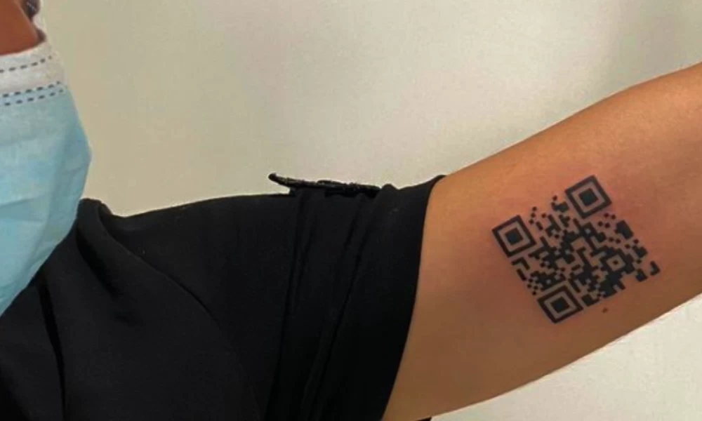 Ιταλός έκανε τατουάζ τον κώδικα QR, που αποδεικνύει πως έχει εμβολιαστεί